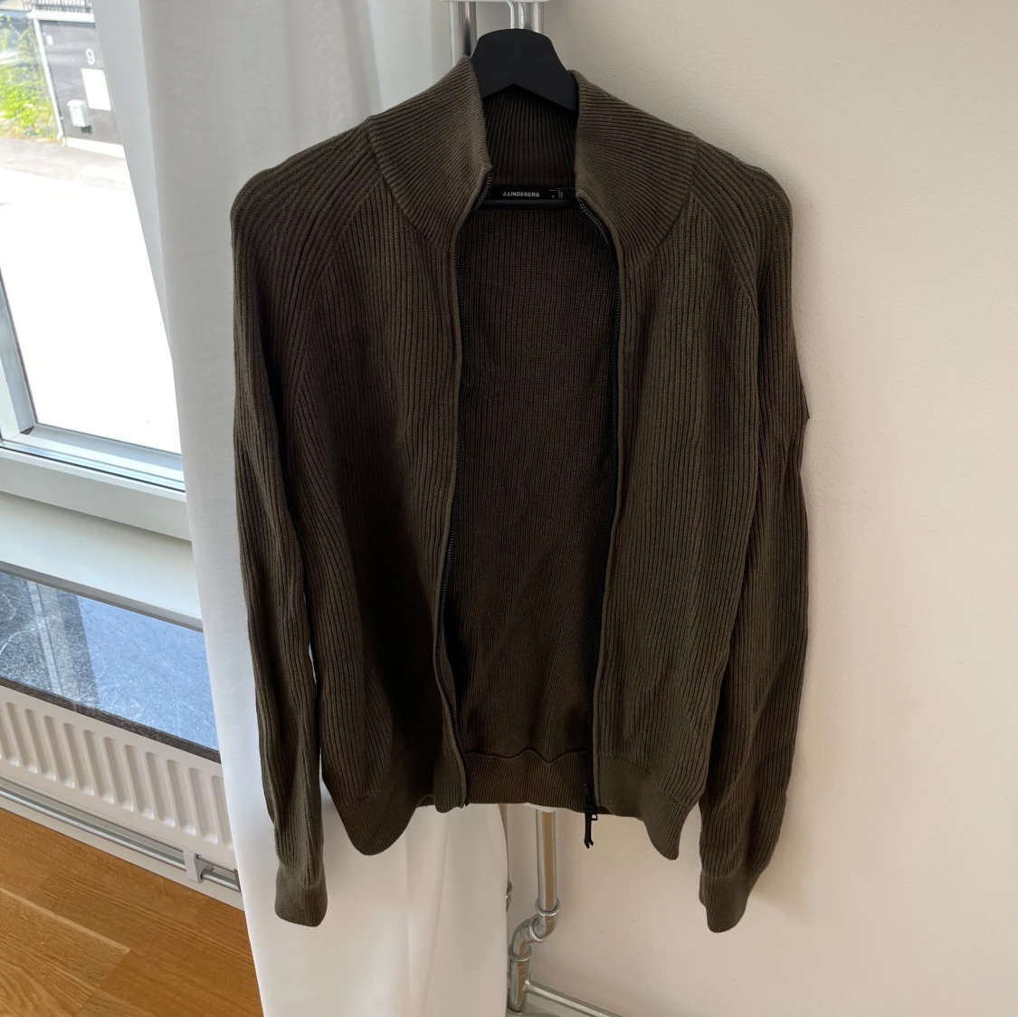 Olivgrön ribbad kofta från J.Lindeberg
