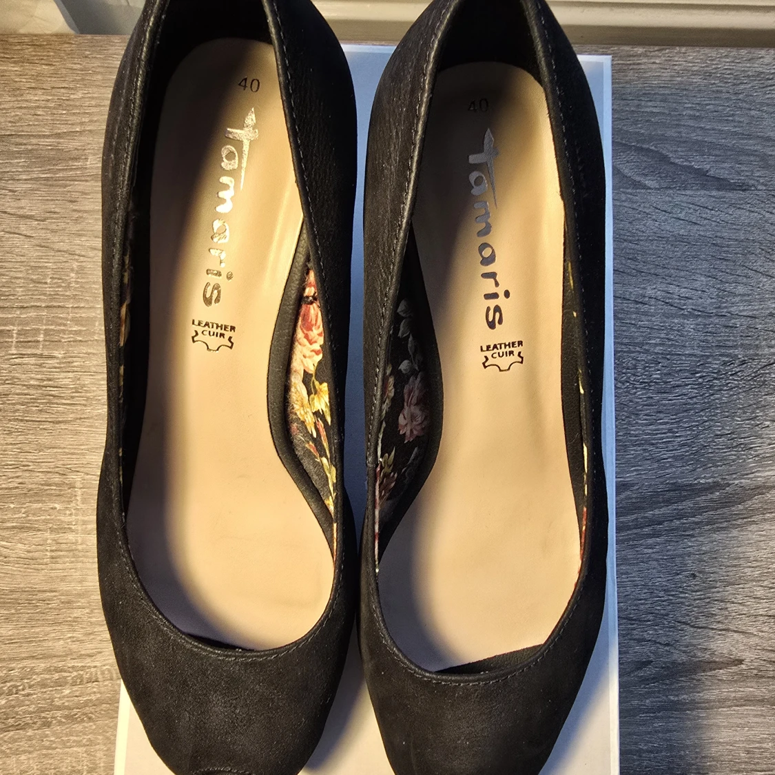 Svarta pumps med blommigt foder från Tamaris