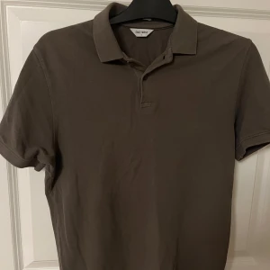 Mörk Grön Piké - Säljer en snygg Piké i mycke fint skick! Nypris 800kr Pris kan självklart diskuteras. (Lite skrynklig på bilden men de såklart bara att stryka)