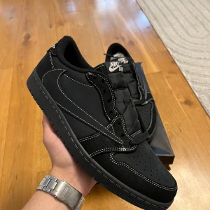 Travis Scott Jordan 1 low phantom 45 - Travis Scott Jordan 1 low phantom storlek 45 använd en gång och allt ingår.