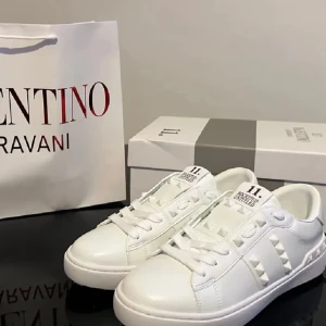 Vita Valentino Garavani - Säljer ett par helvita sneakers från Valentino Garavani med de ikoniska nitarna längst sidorna och bak. Helt oanvända.