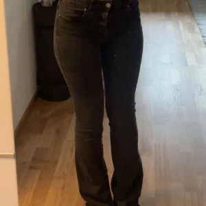 Svarta bootcut/flare jeans - Säljer ett par svarta bootcut/flare jeans med mellan hög midja från Dr.Denim i storlek xs.