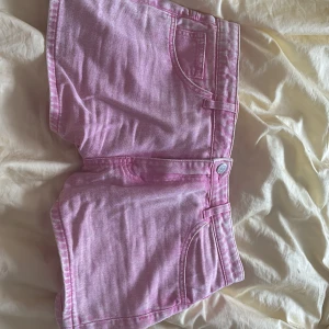 Rosa jeansshorts  - Helt oanvända. Skitsnygga till sommaren, säljer då de är för stora. Storleken är 42 men sitter som M/38 eller möjligtvis 40