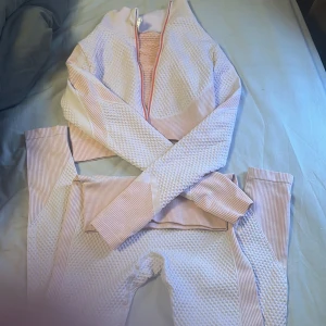 Tränings sett - Rosa tränings sett från nåt kinesiskt märke i storlek L men passar mig som har XS 💕