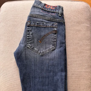 Dondup jeans - Dondup jeans👖[storlek: W29] [modell:George (slim fit) ] [skick:9/10 inga defekter] [nypris: 3799kr] [❗️väldigt eftertraktade jeans ❗️]Pris kan diskuteras Mvh Gabbe 👌