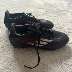 Svarta fotbollsskor från Adidas - Säljer ett par fotbollsskor pga att de är för stora för mig. I superbra skick då jag inte haft de alls länge! Nypris 1000kr!🩷