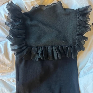 Svart topp med volangdetaljer - Topp från Zara