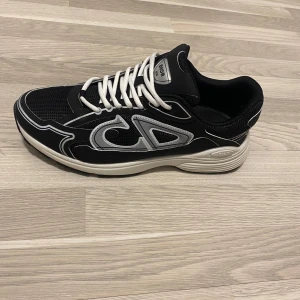 Svarta sneakers - Storlek 45 vid mer frågor skriv gärna