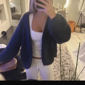 Mörkblå stickad kofta - Mysig mörkblå stickad kofta från Lindex. Storlek m-L men passar xs-s