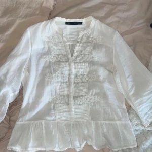 Blus med detaljer - Fin vit blus med detaljer från zara, köpte för 399 säljer för 149
