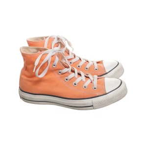 Converse allstar - Orangea converse AllStar. Klassisk design med rund tå och platt sula, perfekt för en avslappnad stil. Tecken på användning finns, men toppenskick! 🙏🏼