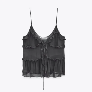 Zara blus/linne - Superfin och trendig volang top från Zara 🤗 använd fåtal gånger 🥰storlek M men liten i storleken så sitter som en S, därav skrev jag storlek S i beskrivningen nedan💞 pris kan självklart diskuteras 🤗