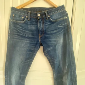 Levis jeans 504or - Säljer mina Levis jeans, då jag har ärvt dem av min farsa. Tråden på fickorna på baksidan har börjat försvinna (se bild), men det är enda defekten. STORLEK: W31 L32