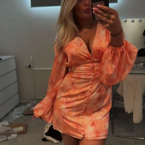  Adoore klänning  - Säljer denna populära peach klänningen ifrån adoore, den är endast testad. Den är lite liten i storleken. 