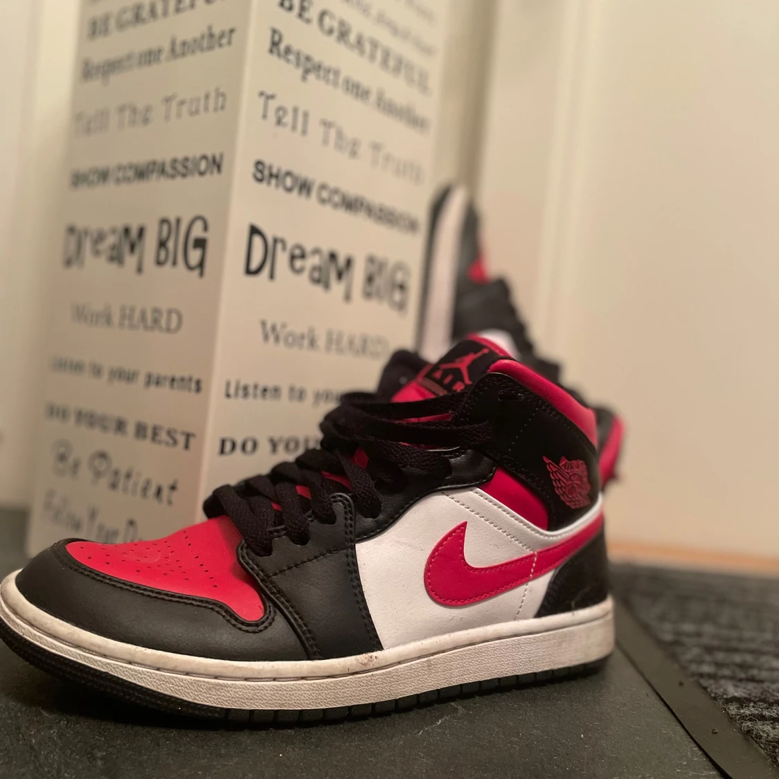 Nike Air Jordans svart, röd och vit - 1