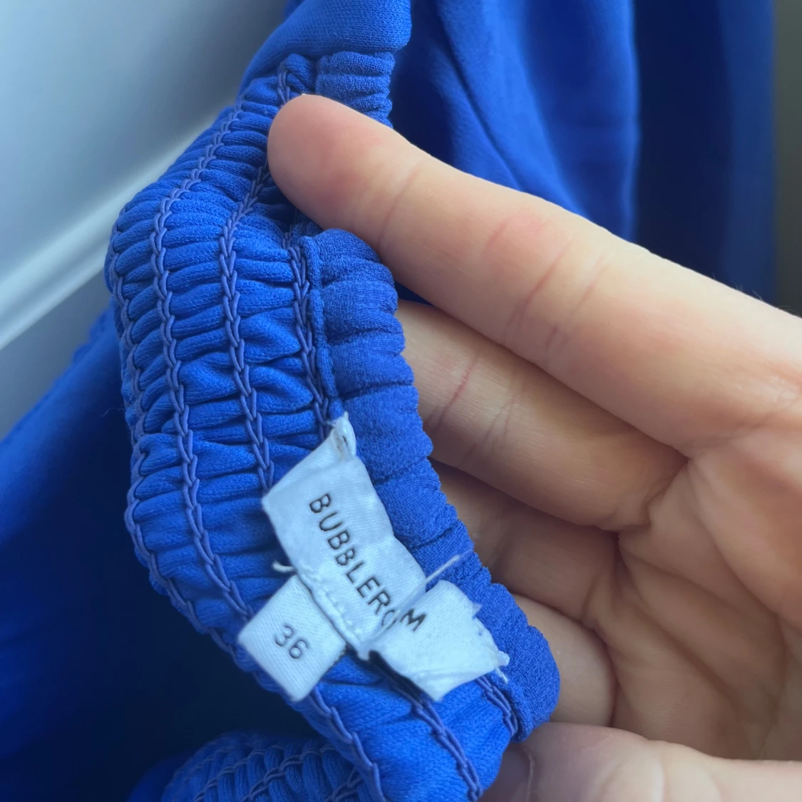 Kort Mörkblå Klänning Med Rosett Bak - 4