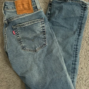 Levi's 511 jeans - Längd 32. Snygga Levi's 511 jeans i klassisk blå denim. De har en normal passform och är perfekta för en avslappnad stil. Jeansens ikoniska lädermärke och röda etikett ger en autentisk look.