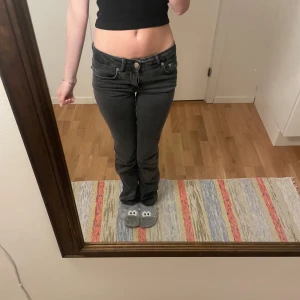 Svarta lågmidjade jeansbyxor - Super fint skick! Storleken är XXS full length och jag är ca 166 cm. 