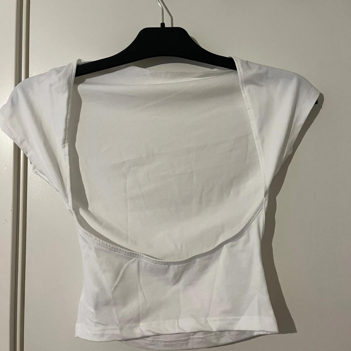 Vit croppad topp med öppen rygg - 1