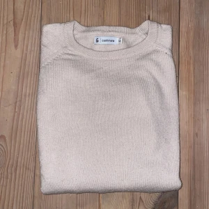 Cashmere tröja - Svinfet kashmirtröja. Mycket bra skick. Storlek S, kan kanske passa xs. Kan gå ner i pris vid snabb affär. Hör av er vid frågor! 