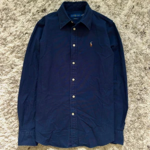 Polo Ralph Lauren Skjorta - En stilren och snygg mörkblå Raffe skjorta | Skicken är som gott som nytt | Nypris 1800kr | Storlek: M men passar S