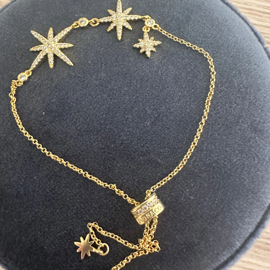Guldfärgat armband med stjärnhängen från MONACO - 3