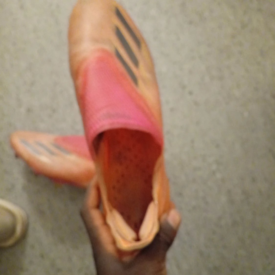 Adidas fotbollsskor i orange och rosa - 4