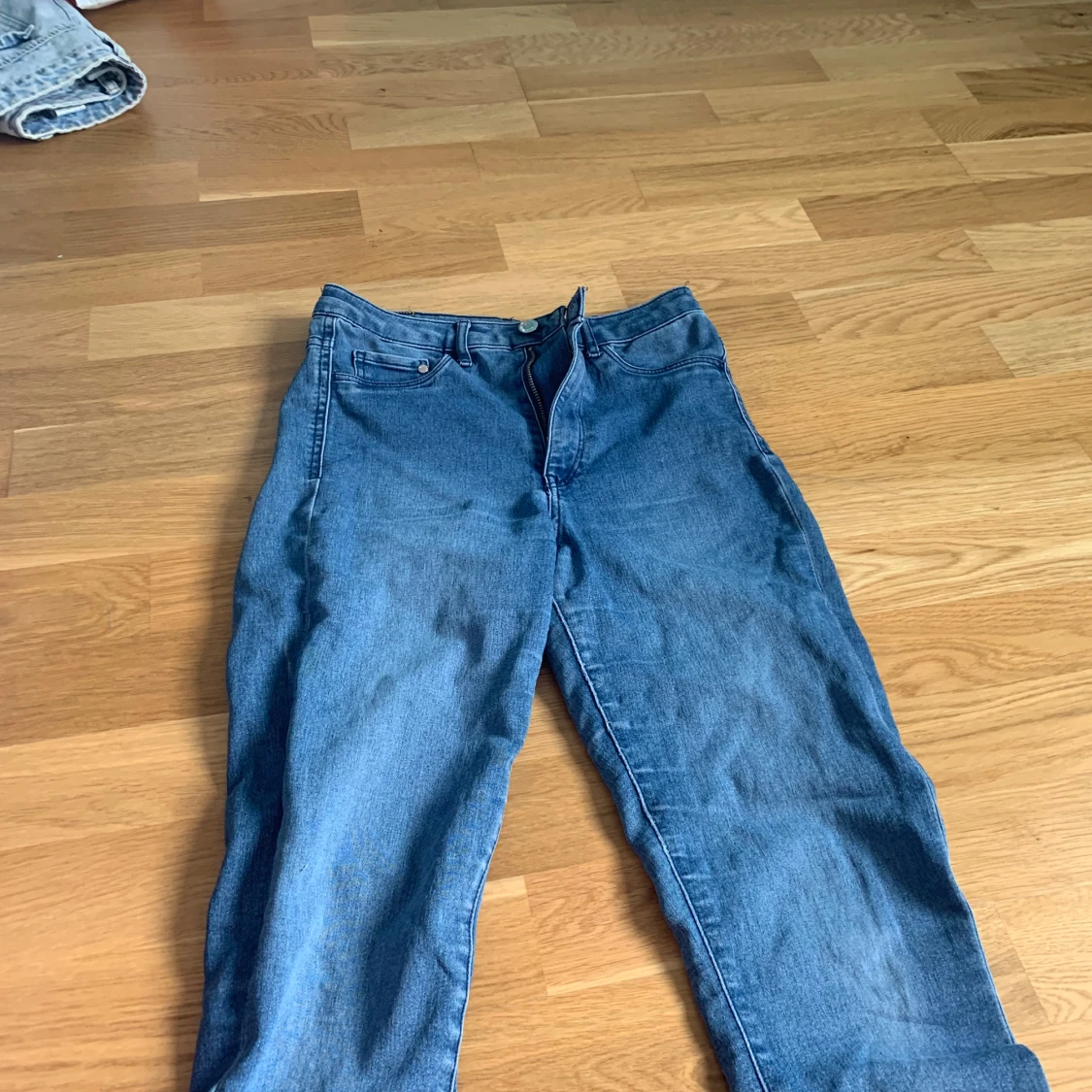 Blå jeans med rak passform