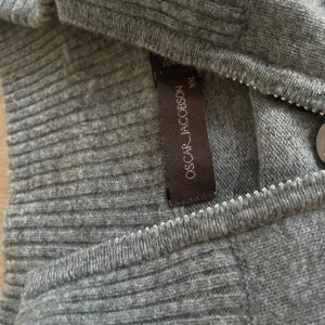 Oscar jacobsson - En riktigt skönhet av märket Oscar Jacobsson helt ny endast testat nog den skönaste tröjan jag haft, De är storlek XXL men passar XL/L köptes för 1299kr!