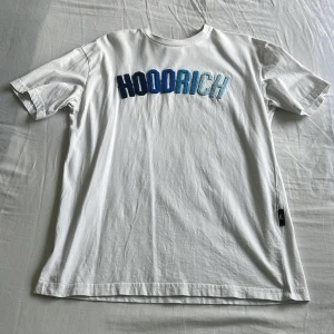 Hoodrich T-shirt - Använd väldigt lite, mycket bra skicka, säljer den då jag inte behöver den längre, kom gärna med bud!