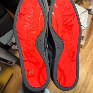 ♦️Louboutin Fun Sailor Boat i Navy SUPERSÄLLSYNTA♦️ - Helt nya, har aldrig använts Har nyligen köpt in dessa från Ryssland. Dessa säljs ingenstans de är helt omöjliga att få tag i, bara jag som har de till salg på nätet. Är ganska säker på att dessa är exklusiva och producerades endast till få butiker i Ryssland. De mest eleganta Louboutin modellen som existerar, ger inte gangster vibes som de med spikar. Kostar 80 003 ₽ (ryska valutan Rubel) vilket är cirka 9500 kr. Saknar box.