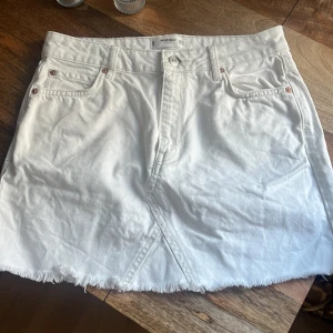 Vit jeanskjol från Mango - Säljer en vit jeanskjol från Mango i storlek XS💋