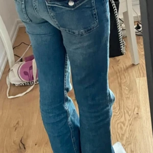 blå flare jeans - Köptes i somras från Gina tricot, super fint skick, inga hål eller defekter. Storlek 164 men passar jätte bra på mig som har XS/S.  Köptes för 360 och säljer för 100🫶🏼