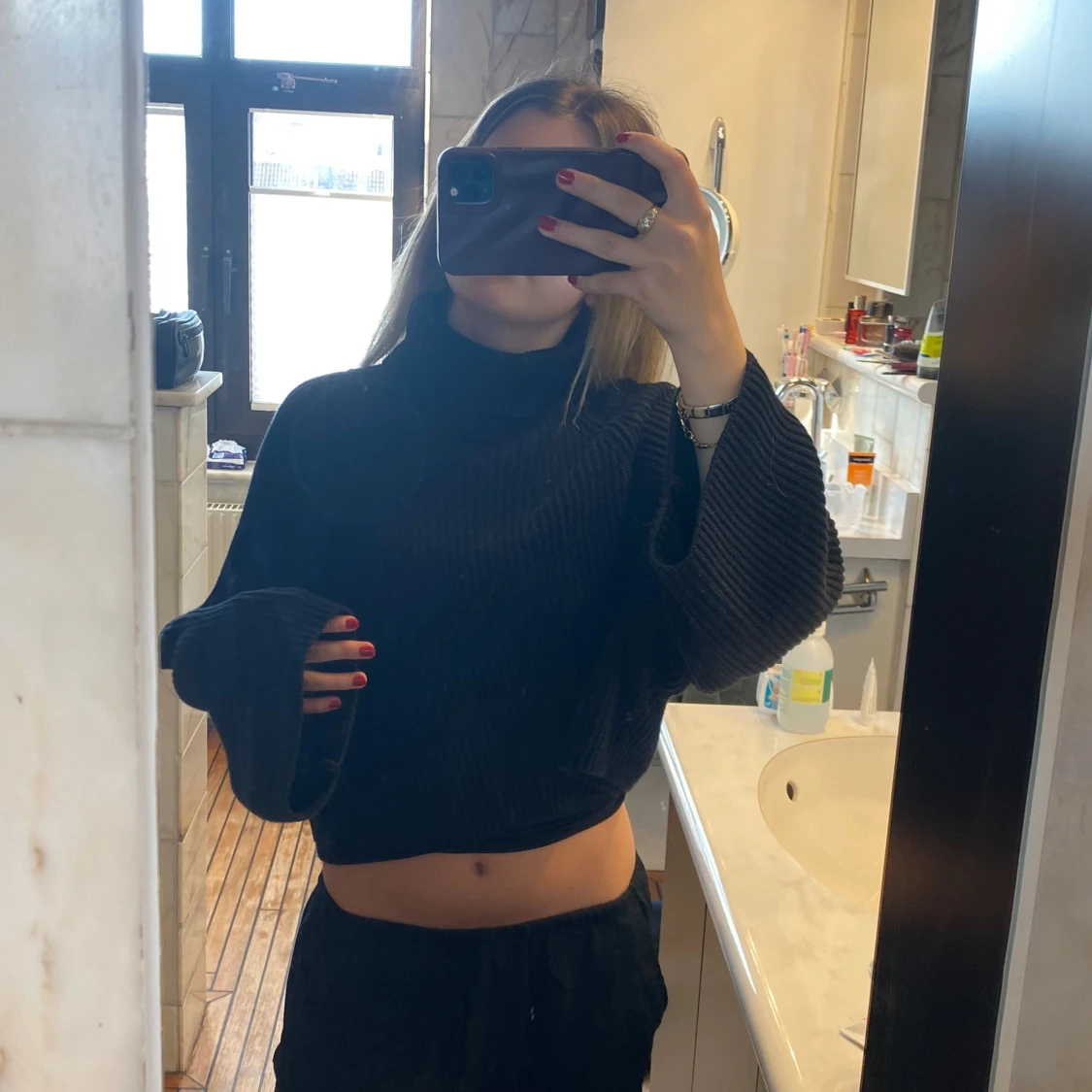 Svart croppad stickad polotröja