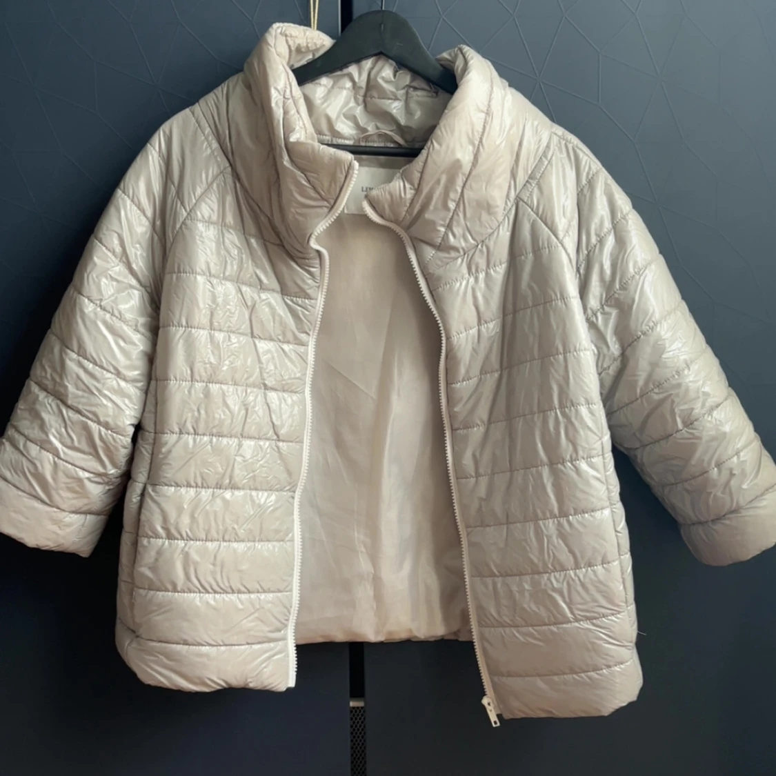 Beige pufferjacka med hög krage - 1