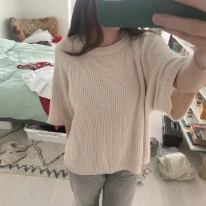 Beige stickad tröja med trekvartsärm - Säljer en jättesnygg beige stickad tröja med lös passform! Säljer då den inte kommer till användning🫶🏻 Nypris 150!