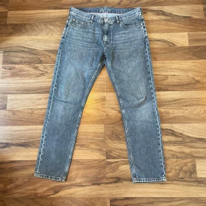 Tommy hilfiger DAD JEANS w34 l34 - Ett par Tommy hilfiger dad jeans. Jeansen är använda fåtal gånger så generellt bra skick. Men de finns en liten fläck som knappt syns (skriv till mig så skickar jag). Storleken är lite stor i midjan, men längden är som den ska. Pris ej hugget i sten 