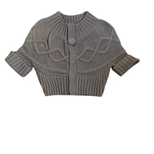 Grå bolero  - Säljer denna fina bolero då den är för liten för mig. Den har inget synligt slitage. Den har en kortare passform så passar perfekt med linne under. Jag har köpt den på Sellpy.  Fler bilder eller frågor? Skicka dm