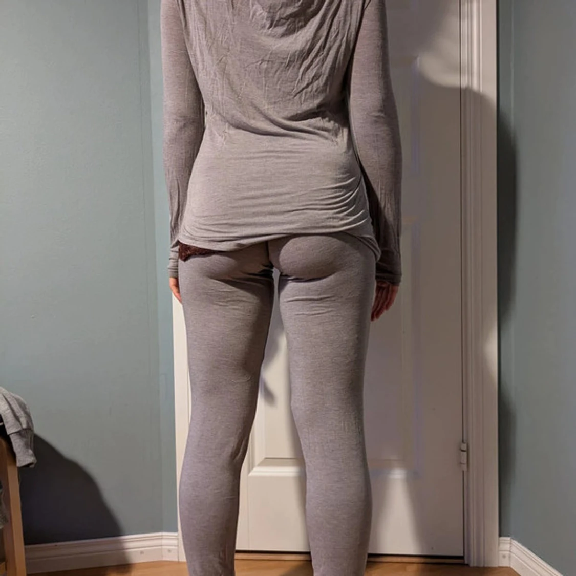 Grå långärmad topp med spetsdetaljer - 2