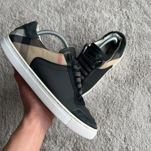 Burberry skor  - Säljer dessa burbery skor i storlek 42 men passar 43 skick 8/10 -Vårt pris 2150kr Nypris 5600kr  | Ingår endast skorna innermått 28cm. Vid minsta lilla fråga eller fundering är det bara att höra av sig ”Kan gå ner i pris vid snabb affär ”