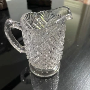 Gräddkanna  - Söt liten gräddkanna i pressglas. 