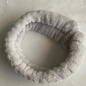 Ljusgrå mjukt hårband - Mjukt och strechig och passar alla. Sitter skönt på och håller hår borta när man sminkar sig och gör hudvård. 