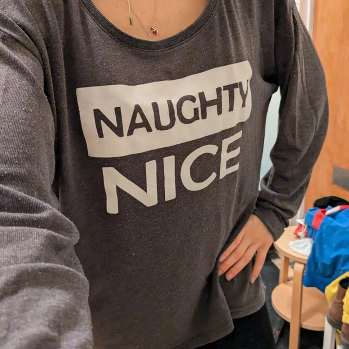 Mörkgrå långärmad tröja med text