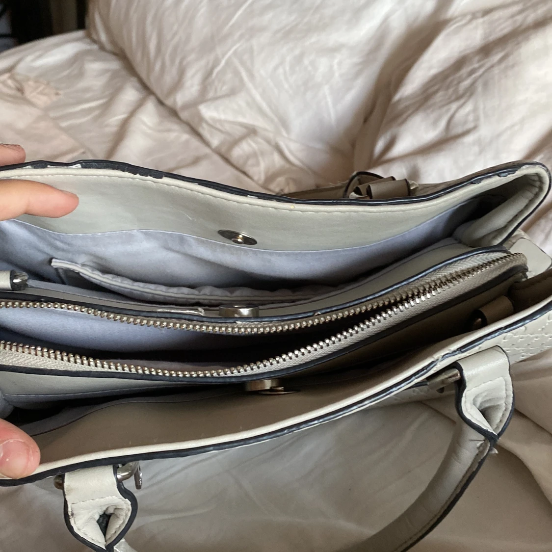 Beige handväska med mönster - 4