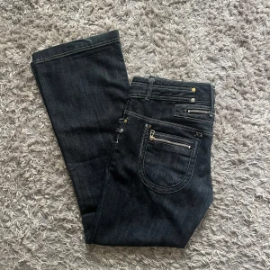 River island jeans  - Lågmidjade jeans från river island med massa snygga detaljer! Midjemåttet är 42 cm tvärs över och innerbenslängden är 77 cm💕