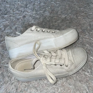 Off white glittriga skor från attitude - Säljer dessa as snygga off white glittriga skor från attitude!! Använt fåtal gånger💕Storlek 36 och köpte för 699