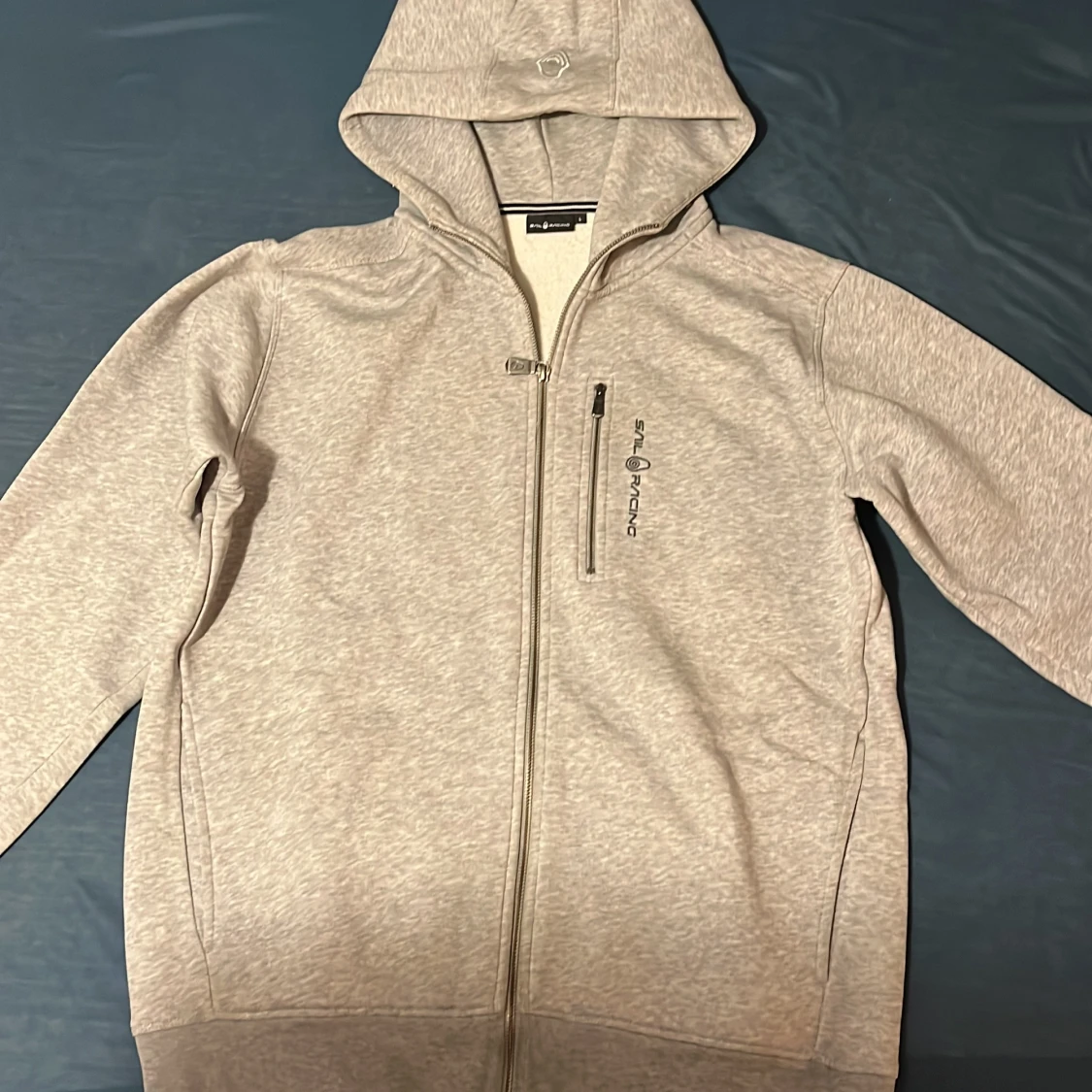 Ljusgrå hoodie från sil racing