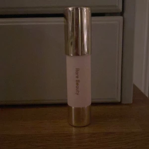 Rare beauty bronzer stick happy - Bronzer stick från Rare Beauty i färgen Happy. Helt ny och aldrig använd