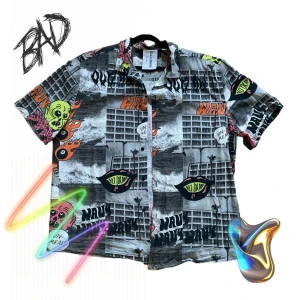 Graphic skjorta - Min favorit-skjorta från en unisex-kollektion på ASOS, inköpt runt 4 år sen så finns ej längre vad jag kan se. Använd men i nästintill perfekt skick. Säljer då den är gigantisk på mig nu, aka en unisex XL. Läs gärna bion innan köp.