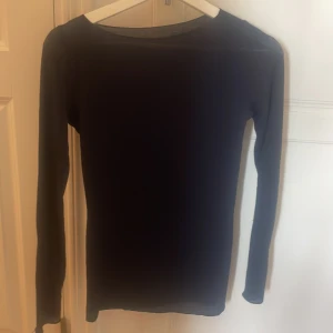 Mörkblå långärmad intimissimi tröja - Nån som vill byta mot spets intimissmi